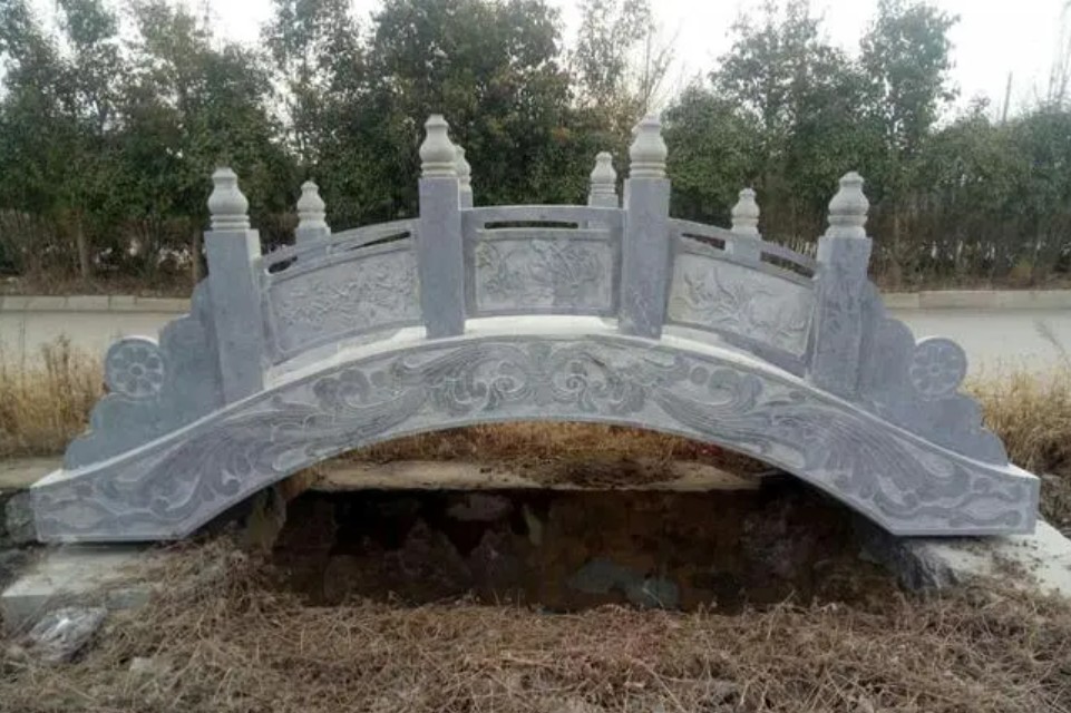 蓝狮石雕拱桥作用