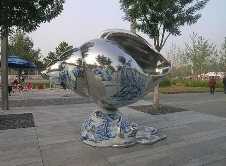 蓝狮城市中摆放不锈钢雕塑有什么意义？