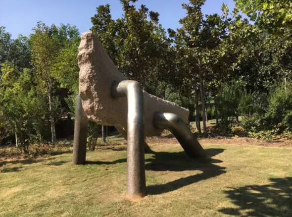 蓝狮娱乐郑州公园雕塑文字有正有反 艺术还是粘反？